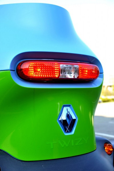 Chi tiết đèn hậu cùng các đèn điều hướng.