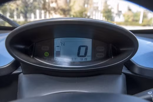 Điểm hạn chế dễ nhận thấy đó là sự vắng mặt của các thiết bị như hệ thống sưởi ấm ở ghế, hệ thống âm thanh, cửa sổ bên...