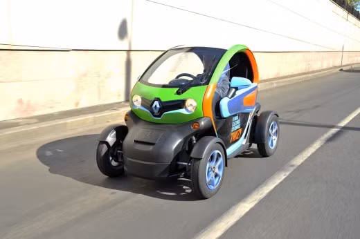 Lái một chiếc xe Renault Twizy thực sự là một điều giản đơn bởi mẫu xe này sở hữu ngoại hình nhỏ nhắn. Hơn nữa, vận hành động cơ điện cũng dễ dàng hơn các loại xe thông thường.