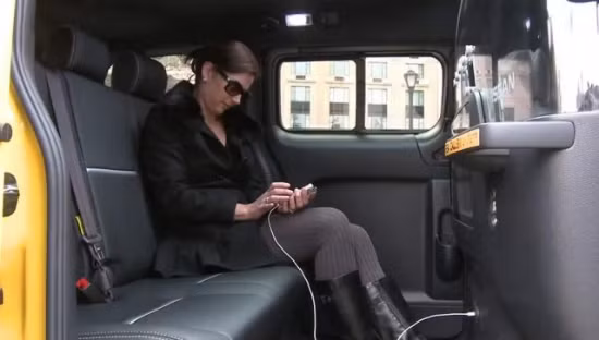 Hệ thống cửa sổ cỡ nhỏ giúp hành khách dễ dàng quan sát quang cảnh bên ngoài.