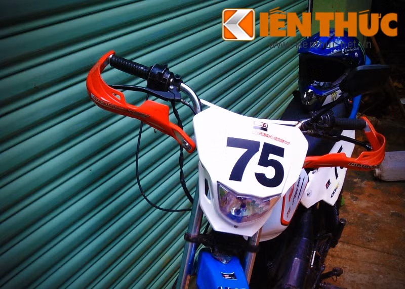 Phần bao tay trên xe là phần ưng ý nhất của chủ xe “bởi vì khi lắp vào nhìn chiếc Minsk nát ra dáng cào cào hẳn”, chủ xe cho biết.