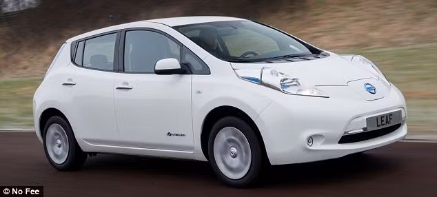 5. Mitsubishi Outlander Phev có giá từ 28.249 - 34.999 bảng Anh (khoảng 970 - 1,2 tỷ đồng). Xe đạt công suất 148 mã lực, lượng khí thải thấp (44g/km). Xe chạy hoàn toàn bằng điện, đặc biệt dòng xe này được miễn thuế và phí sạc điện tại London (Anh).