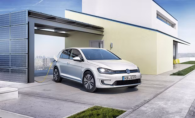 3. Volkswagen e-Golf có giá 25.845 bảng Anh (khoảng 886 triệu đồng), đạt công suất 87 mã lực, tăng tốc từ 0 đến 62 mã lực trong vòng 10,5 giây. Dòng xe này chạy hoàn toàn bằng điện và có thời gian bảo hành 8 năm với quãng đường 100.000 dặm.