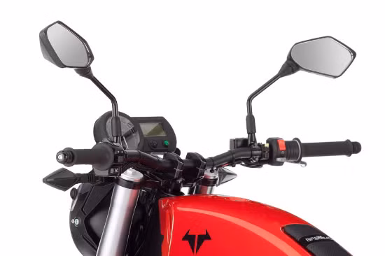 Tay lái được thiết kế đơn giản, không hầm hố với cách bố trí tay côn và các đoạn dây phanh khéo léo nhưng trông vẫn rất chắc chắn.