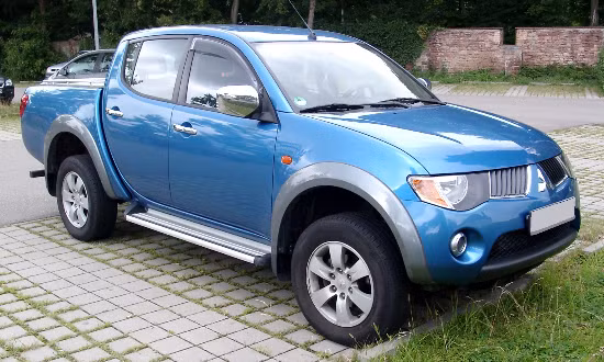Mitsubishi L200: Mẫu xe này được tung ra thị trường từ năm 2006. Có lẽ đây cũng chính là lý do khiến người dùng không cảm thấy ngạc nhiên khi mức giá của nó hạ thấp đến gần 70 triệu đồng. Xe được trang bị động cơ 2.5L DI-D diesel với công suất 134 mã lực và mô-men xoắn cực đại 314Nm. Nội thất xe có đầy đủ Bluetooth, ABS, cổng USB...