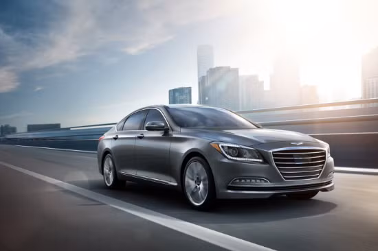 Hyundai Genesis Sedan 2015: Xe được trang bị hệ thống truyền động đến các trục bánh, hệ thống điều khiển cao cấp thích hợp với điều kiện thời tiết ẩm ướt. Động cơ V6 và hộp số tự động 8 cấp là những điểm cộng sáng giá của dòng xe này.