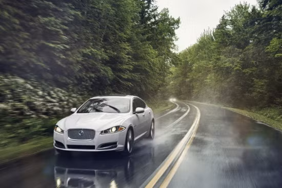 Jaguar XF AWD 2015: Xe có kiểu dáng đẹp, phong cách, nội thất sang trọng và hệ thống điều khiển cao cấp. XF được trang bị động cơ 3.0 lít và hộp số tự động 8 cấp.