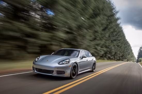 Porsche Panamera 2015: Dù là mẫu sedan cỡ lớn nhưng Panamera vẫn đủ “chất” để lọt vào top 10 sedan sành điệu nhất cho mùa đông năm nay. Xe được trang bị hệ thống Porsche Traction Management (PTM - Hệ thống kiểm soát lực kéo) kết hợp giữa hệ thống truyền động đến các bán và 2 hệ thống kiểm soát lực kéo điện tử, các động cơ dao động từ 310 - 570 mã lực và hộp số tự động 7 cấp.