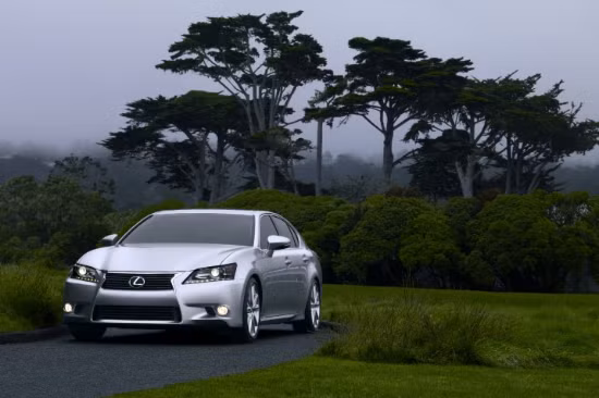 Lexus GS 350 AWD 2015: Ngoài hệ thống truyền động đến tất cả các bánh chất lượng cao, GS 350 còn mang đến cho người dùng những trải nghiệm điều khiển cực “đã” với hệ thống động cơ 3.5 lít V6 và hộp số tự động 6 cấp. Hệ thống treo tự điều chỉnh và bánh xe 19 inch càng làm cho mẫu xế này trở nên đẳng cấp hơn.