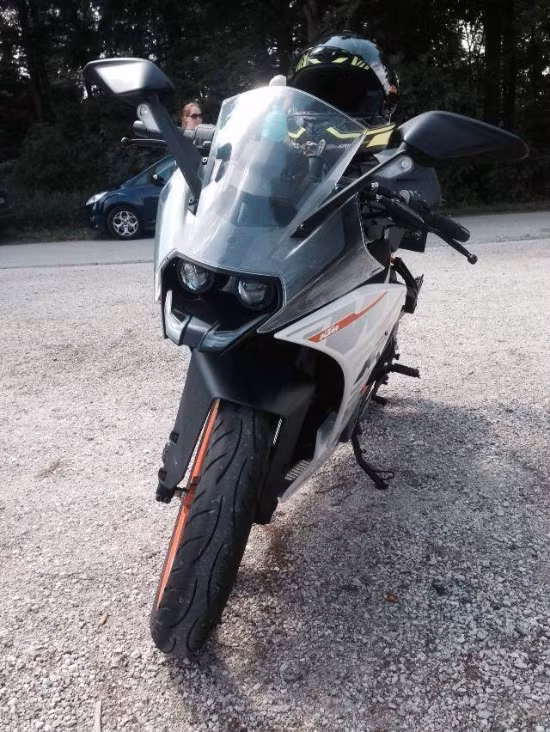 Phần đầu xe được thiết kế hầm hố giống như một con quái vật dũng mãnh.