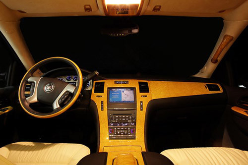 Phần khoang lái được tách biệt hoàn toàn như trên những chiếc limousine cao cấp.