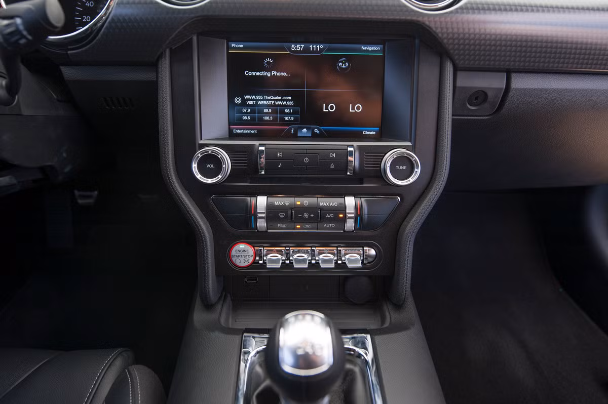 Đi kèm với bộ động cơ V8 dung tích 5.0L là một ống xả cat-back. Buồng lái với trang bị khá hiện đại cùng những thiết bị hỗ trợ tiên tiến.