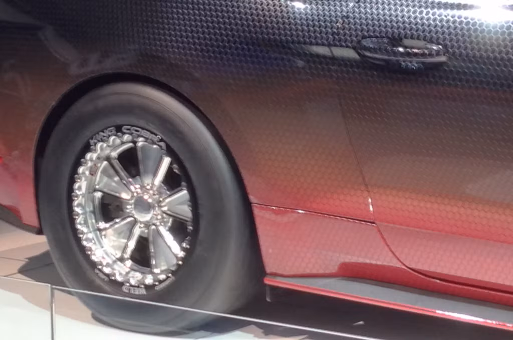 Bánh xe nhãn King Corba được khắc tinh tế và kì công.