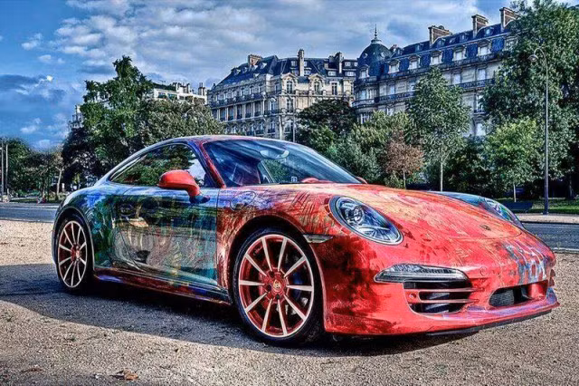 Porsche 911 vốn được các tín đồ yêu xe đánh giá là một tác phẩm nghệ thuật. Mặc dù nền tảng mẫu mã đã lên tới 50 năm, các mẫu Porsche vẫn liên tiếp được cải tiến, thay đổi và thu hút khách hàng trên toàn thế giới.