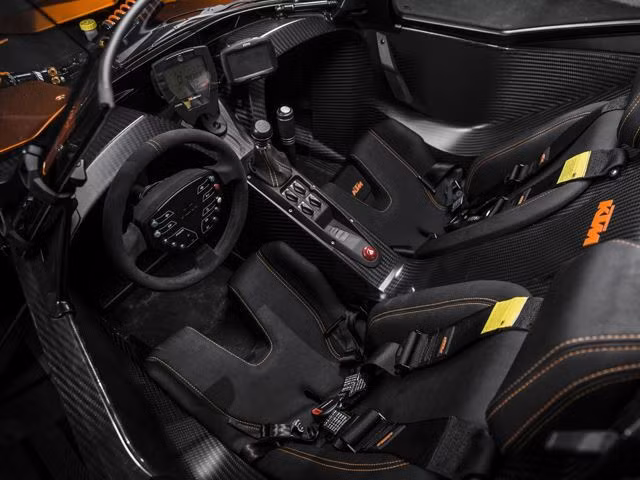 Nội thất cao cấp cũng như loạt trang bị cực cuốn hút bên trong xe khiến bao tay chơi thứ thiệt khao khát.