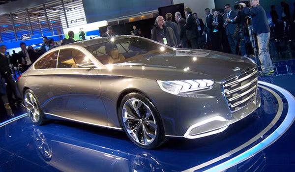 Việc dùng GPS và bản đồ trên xe để biết trước nơi gắn camera bắn tốc độ từng được áp dụng khá nhiều. Tuy nhiên, việc tránh vé phạt chưa hiệu quả vì xe không giảm tốc kịp thời. Khắc phục yếu điểm này, Genesis có thêm cơ chế phanh tự động, giảm tốc độ xe ở ngưỡng đúng quy định và "qua mặt" máy tốc độ an toàn.