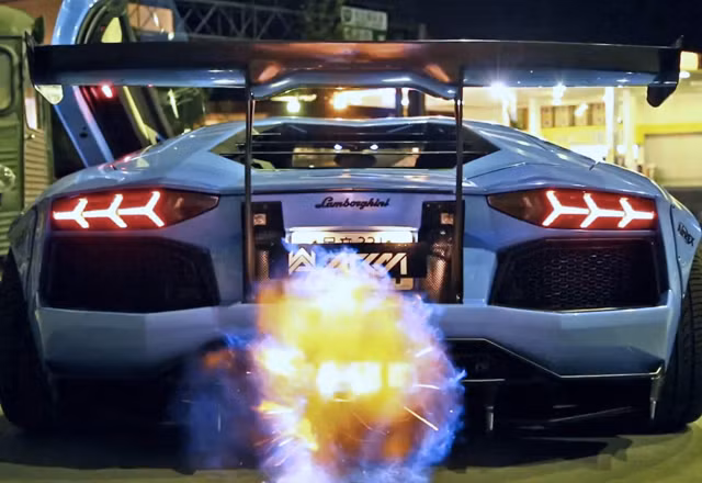 Liberty Walk Lamborghini Aventador: Một mẫu xe cực mạnh mẽ và táo bạo. Nét nổi bật nhất ở phiên bản Aventador này có lẽ là bộ bodykit rộng và cánh gió kích cỡ khá lớn.