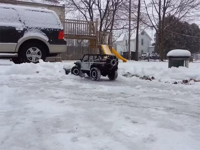 5. Axial SCX10 Jeep Wrangler cho phép bạn liên lạc với lũ trẻ của bạn trong khi thực hiện các công việc gia đình.