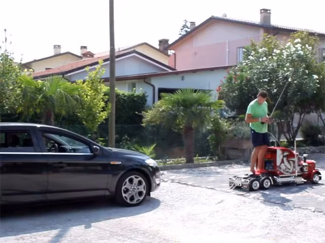 Mặc dù Peterbilt Bordin của hãng Luca không phải là mẫu xe R/C tốt nhất nhưng là tuyệt nhất trong dòng xe tải R/C. Với trọng lượng 181kg, chiếc xe này được gắn 1 pin nhiên liệu 36V và có thể kéo một chiếc Ford Mondeo.