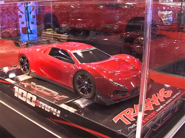 2. Traxxas X0-1 chứng minh được “chân lý” chất lượng không nằm ở kích thước. Mẫu xe điều khiển từ xa bé nhỏ này có thể tăng tốc từ 0 đến 160km/h trong 4 giây.