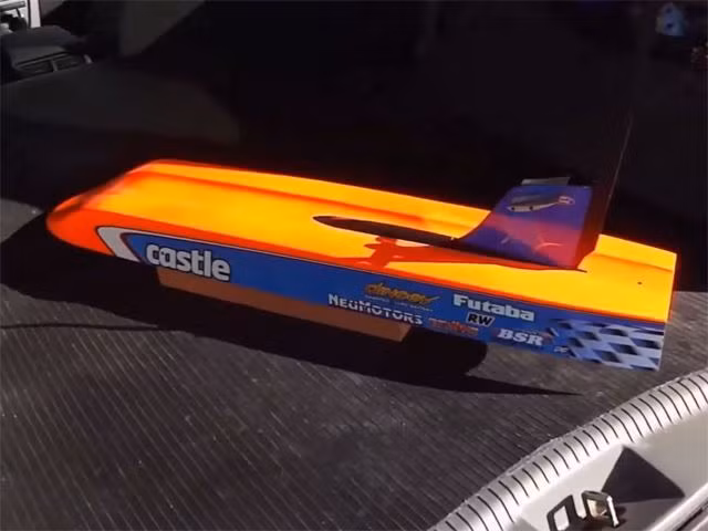 1. Mẫu xe điều khiển từ xa (R/C) này có thể không sở hữu ngoại hình bắt mắt, nhưng thực tế, nhà sản xuất cũng không hề hướng đến vẻ đẹp bên ngoài. "Bullet" Nic Case được chế tạo chú tâm đến tốc độ.