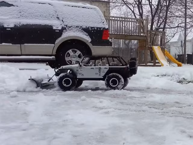 Người dùng YouTube Andrew Dykiel còn cho biết, nhiều khi ông còn sử dụng chiếc SCX10 để làm sạch vỉa hè và đường lái xe của mình. Mẫu R/C này còn có thể thực hiện công việc của một chiếc xe xúc tuyết.