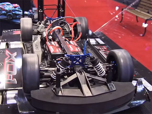 Ngoài ra, xe có thể được điều khiển thông qua iPhone và được bán với giá 1.015 USD (21,6 triệu đồng).