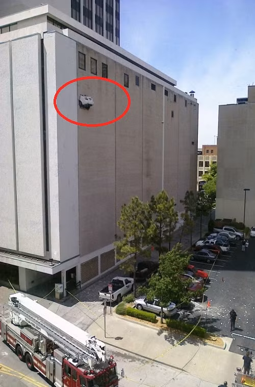 Tìm mọi đường "thoát thân" bằng cách đâm thủng bức tường của nhà cao tầng. Nhiều người không thể hiểu nổi chiếc xe này đang muốn đi đâu.