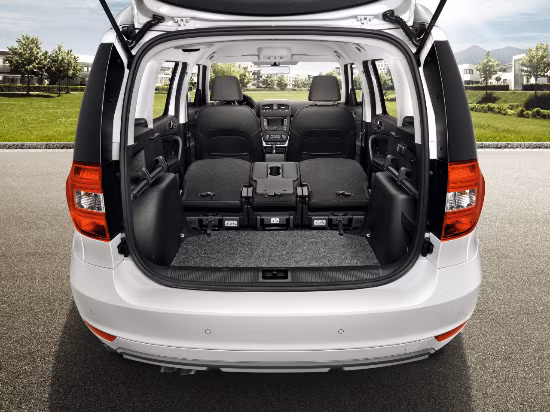 Skoda Yeti có không gian rộng rãi, hiện đại với hệ thống ghế ngồi được bọc sợi thủy tinh đặc biệt.