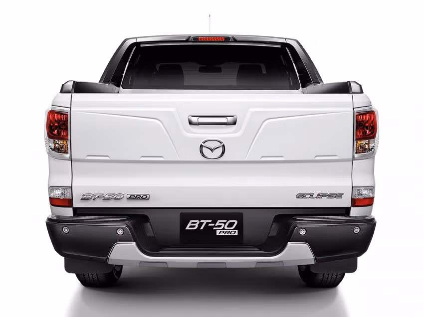 Sự khác biệt của BT-50 Pro Eclipse tập trung ở thùng xe phía sau. Thiết kế đèn hậu bản to thường thấy ở các mẫu BT-50 đã được thay thế bằng kiểu dáng nhỏ gọn, ôm sát 2 bên đuôi xe.