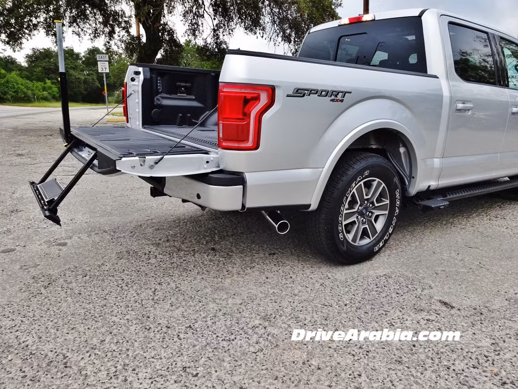 Cửa khoang chở hàng được điều khiển tự động, tích hợp cùng cánh gió sau.