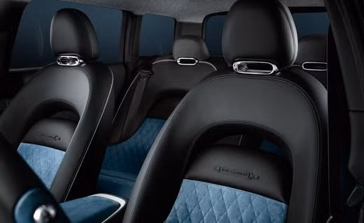 Ghế ngồi bọc da màu chì, lòng ghế lót đệm xanh da trời nổi bật. Thiết kế khá lạ so với các mẫu ghế thông thường.