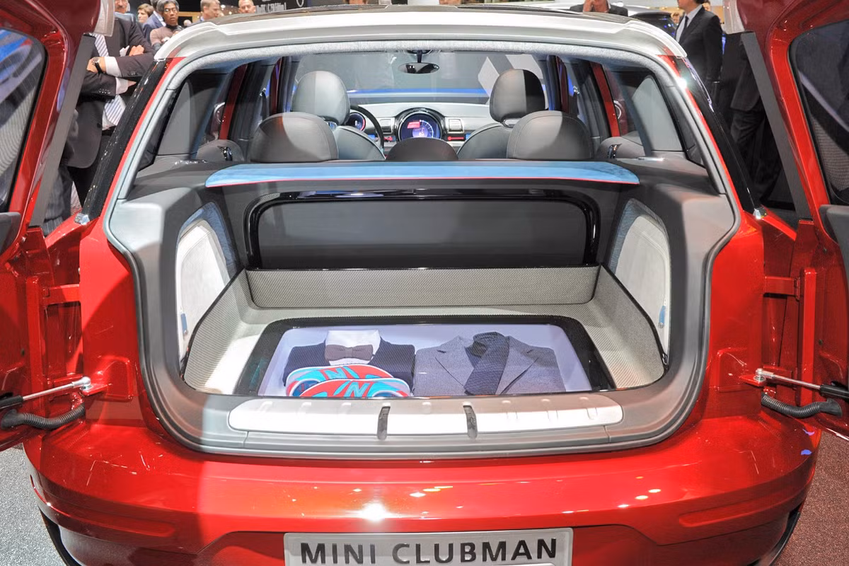 Khoang hành lý khá rộng, cửa nâng được thay thế bằng kiểu 2 cánh lắp bản lề.