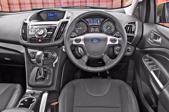 Xe có không gian cabin rộng rãi, bảng đồng hồ lớn, chỗ duỗi chân của xe mang nhiều nét đặc trưng của các dòng SUV hiện hành.