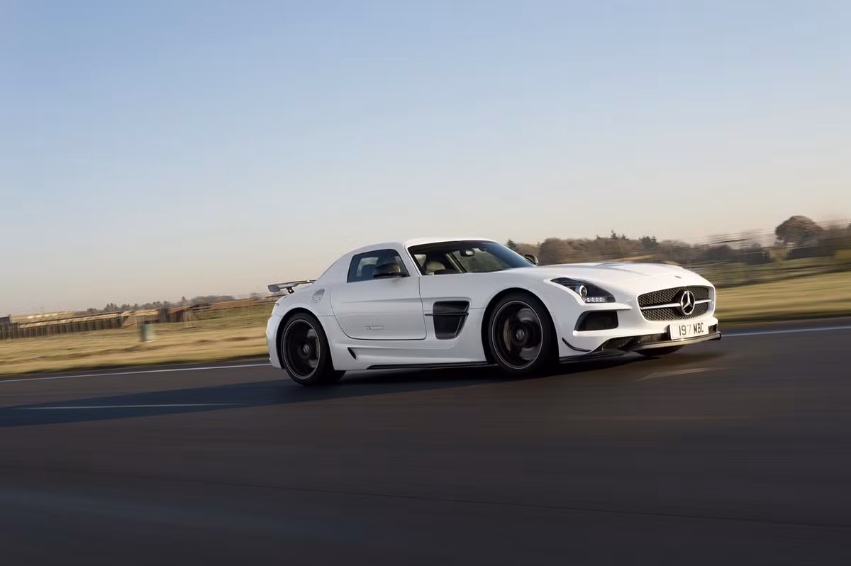 Những hình ảnh tuyệt vời của Mercedes-Benz SLS AMG Black series được thực hiện bởi nhiếp ảnh gia Dennis Noten tại một thị trấn nhỏ ở Đức.