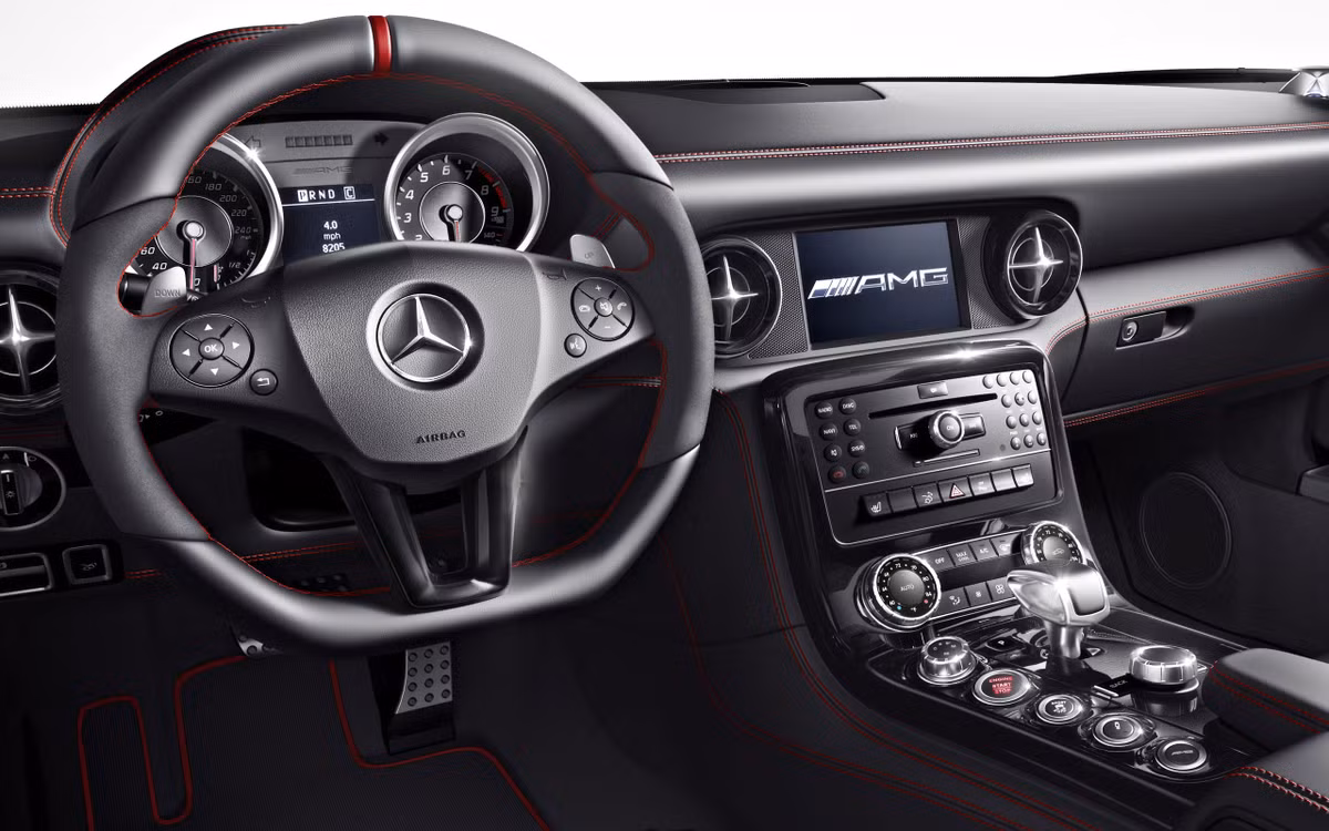 Trang bị bên trong khá tinh tế, hiện đại. Khoang xe mang gam màu xám chủ đạo, đan xen các chi tiết gân đỏ nổi bật.