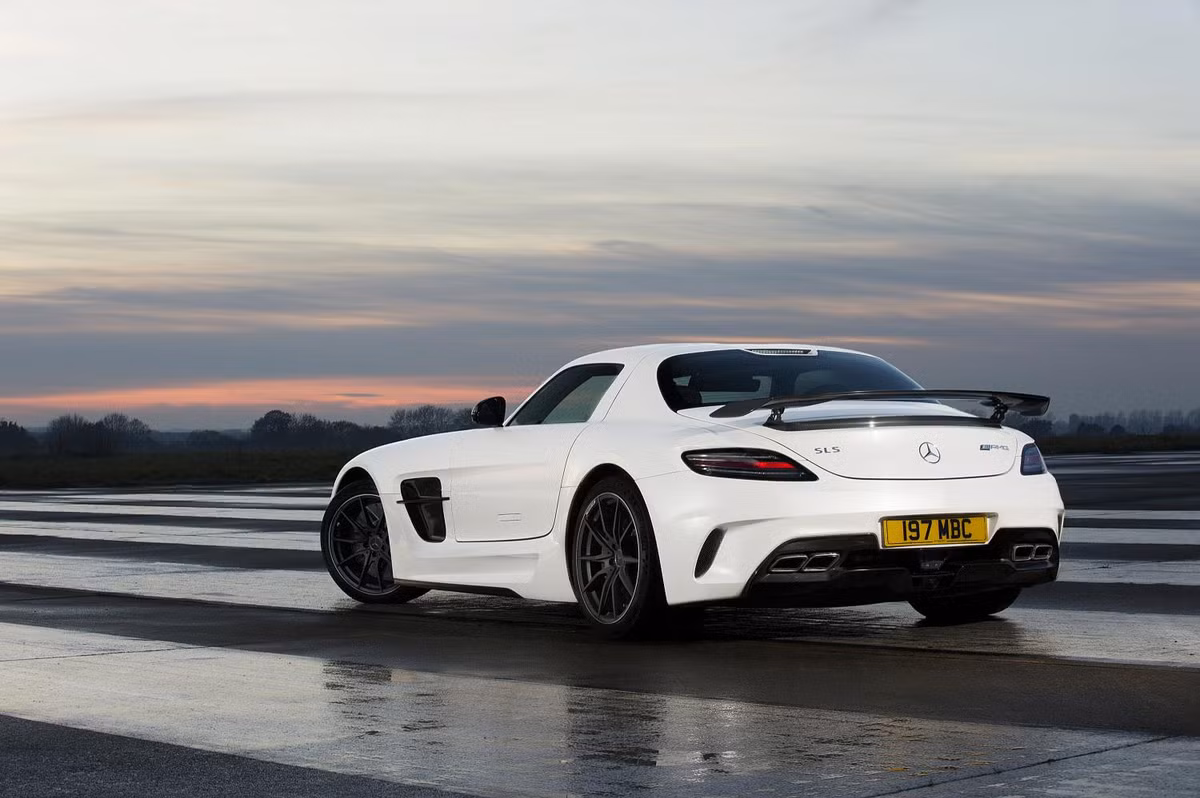 Nhờ hiệu suất tối đa cực khủng, chiếc SLS AMG Black có thể tăng tốc từ 0-100km/h chỉ trong vòng 3,6 giây.