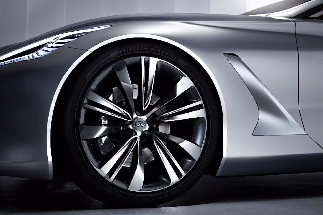 Bánh xe chất liệu hợp kim với đường kính 22 inch.