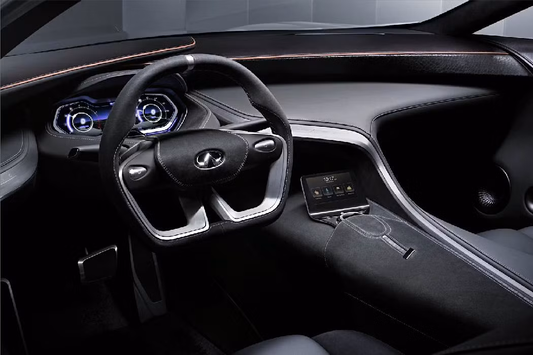 Q8 Inspiration đột phá với những cải tiến về kiểu dáng, chức năng, màu sắc cho hàng ghế lái và ghế khách. Các đường bao xung quanh khoang xe đều được sử dụng chất liệu carbon, da bọc thượng hạng.