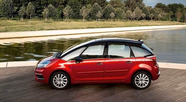 6. Citroën Grand C4 Picasso 1.6 HDi với mức giá 8.000 bảng Anh (277 triệu đồng), vận hành qua 35.000 dặm. C4 thuộc dòng xe 7 chỗ, có nội thất đơn giản, tinh tế, ngoài ra còn có thêm nhiều lựa chọn động cơ mới cho chiếc xe gia đình này.