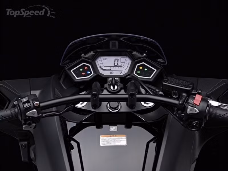 Đặc biệt, xe được trang bị hộp số tự động ly hợp kép DCT (Dual Clutch Transmission) 6 cấp hiện đại, với hai chế độ lái D, S cùng tính năng sang số bằng tay MT "điều khiển bằng máy tính theo dạng cò như game". Ở chế độ D, Honda ước tính xe "ăn" khoảng 3,5 lít/100 km.