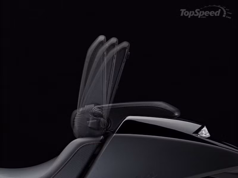 Tựa lưng phía sau thiết kế gập mở tự động tiện dụng.