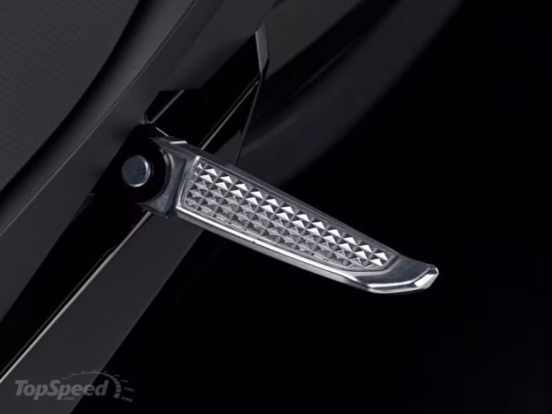 Chi tiết Pedal dành cho người ngồi sau.