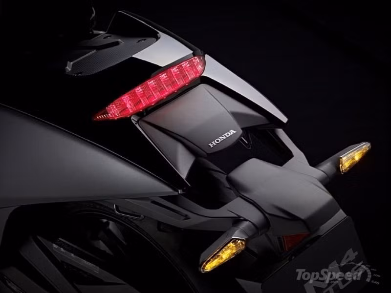 Thiết kế đuôi xe ấn tượng. Hệ thống đèn hậu, đèn điều hướng phong cách tàu vũ trụ.