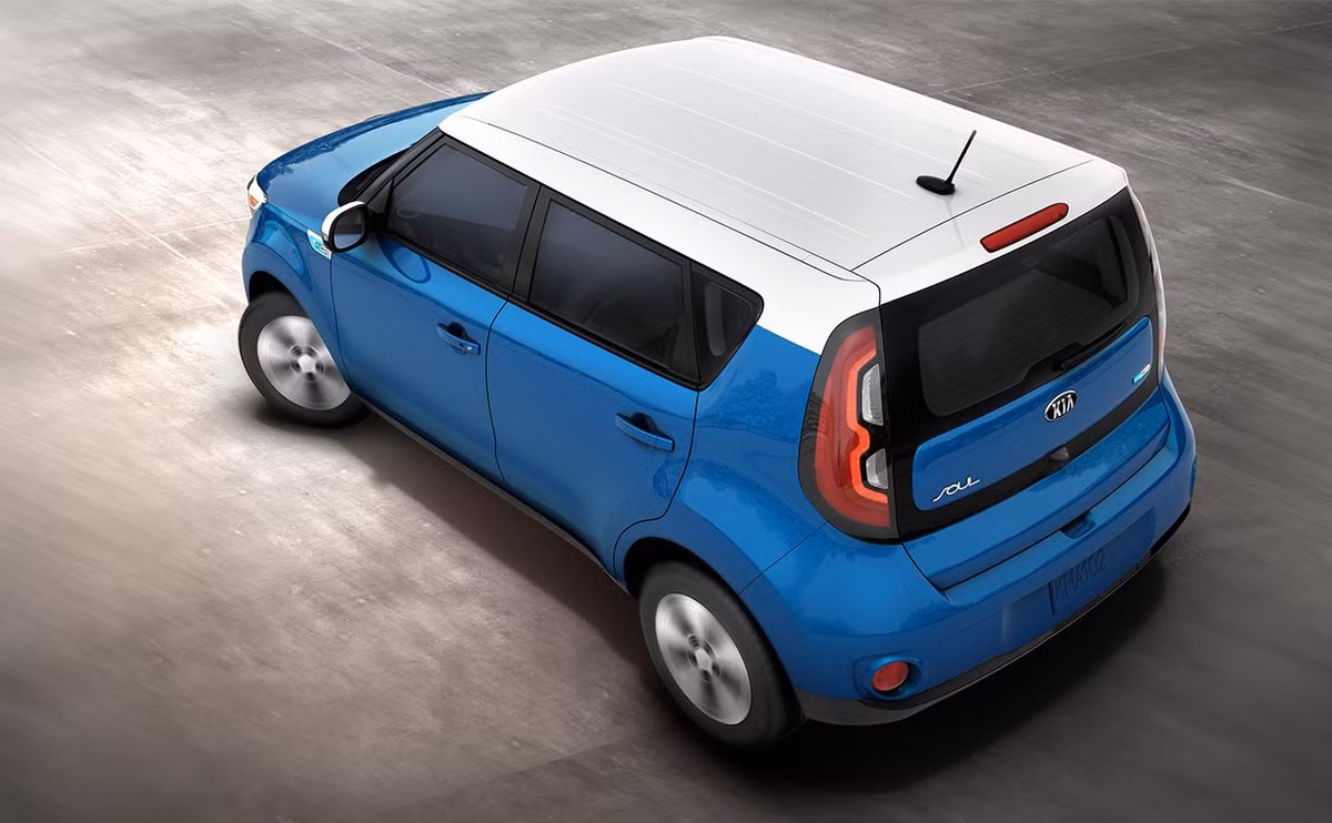 Tất cả các phiên bản Soul EV 2015 đều có màu sơn hai tông. Có ba phiên bản màu sơn khác nhau cho khách hàng lựa chọn.