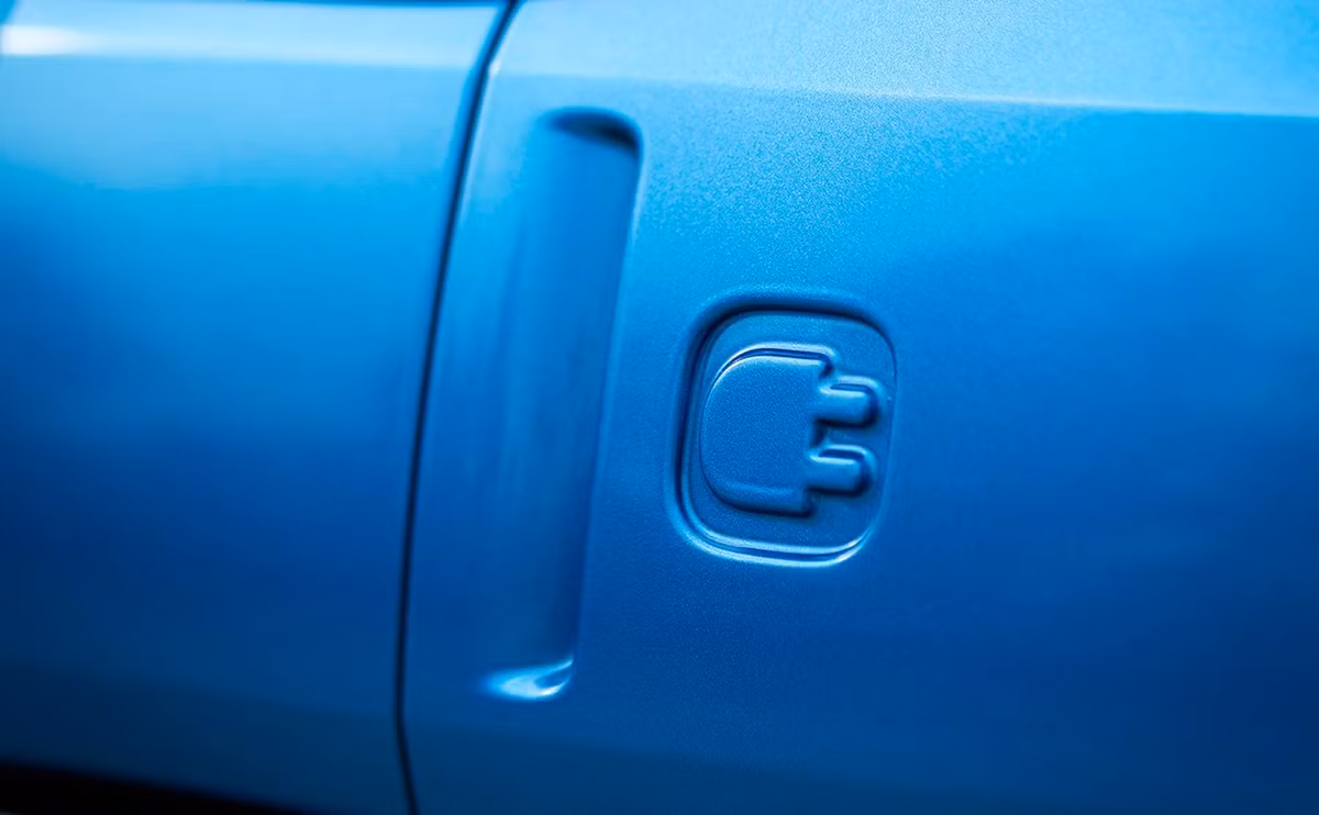 Ngay cả các chi tiết nhỏ như nắp ổ sạc cũng được chú trọng.