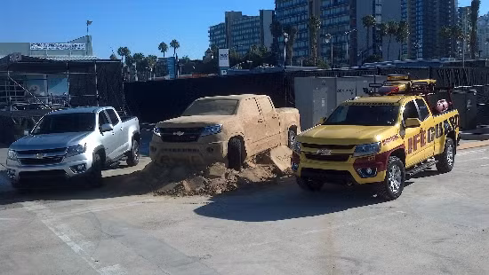 Mẫu điêu khắc Colorado 2015 đặt cạnh chiếc xe thật.