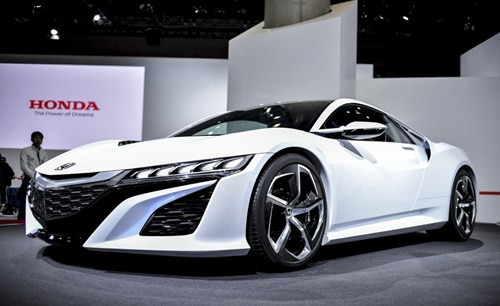 Song hành cùng động cơ là 3 mô tơ điện, trong đó 2 chiếc được gắn vào hệ thống bánh trước và 1 mô tơ còn lại sẽ tích hợp cùng động cơ chính để hỗ trợ vận hành bánh sau.