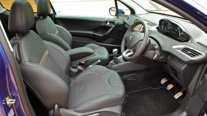 Xe có vô lăng nhỏ, đặt ở vị trí thấp và gần người lái. Nội thất xe đều được làm từ chất liệu tốt nhất, đem lại cảm giác thoải mái cho người dùng.