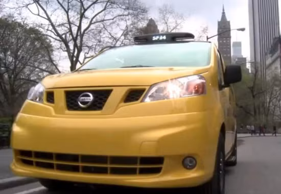 Phần đầu xe được thiết kế cực đơn giản, nổi bật với bộ đèn pha cao cấp. Thương hiệu nổi bật của hãng sản xuất được đặt ở phần giữa đầu xe.